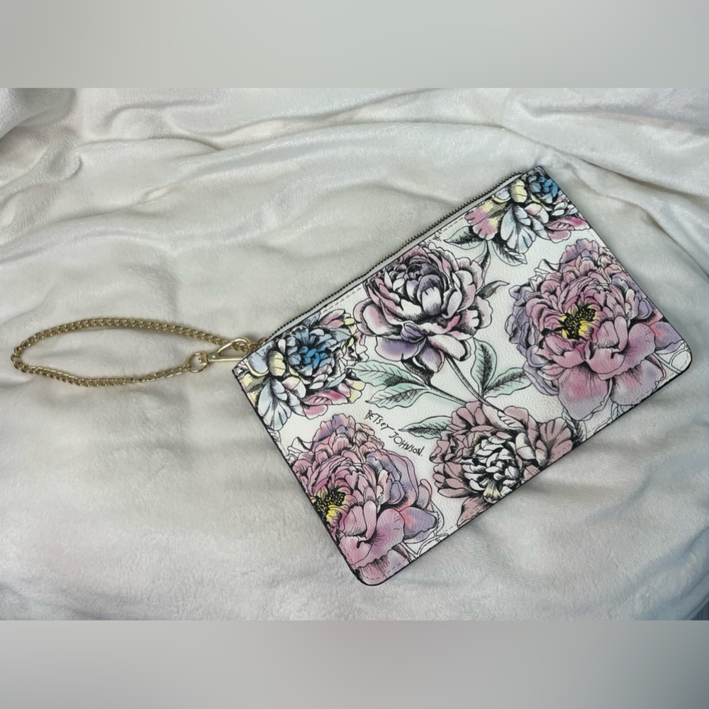 EUC Betsey Johnson Wristlet